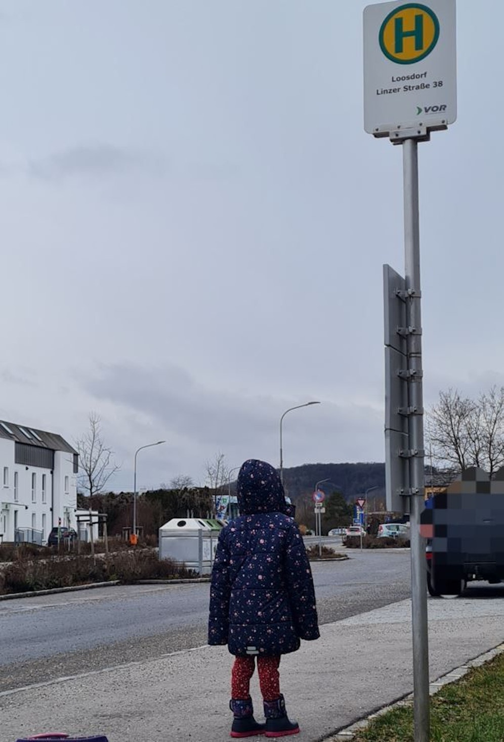 Die Schüler warteten vergeblich auf ihren Bus.