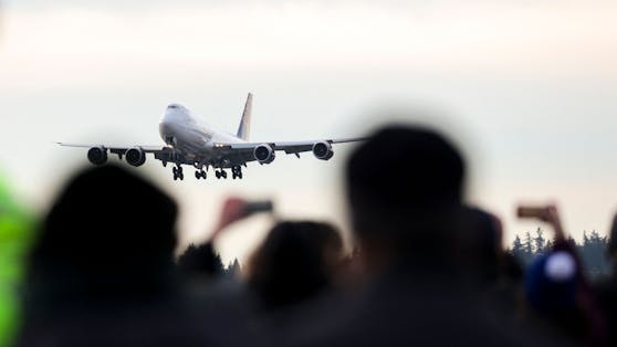 Viele Schaulustige beim letzten Start einer Boeing 747-8 (Atlas Air) in Everett, Washington (USA).