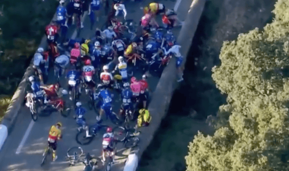Nach Massensturz hängt Valentin Ferron (Team Total Energies) von einer Brücke.