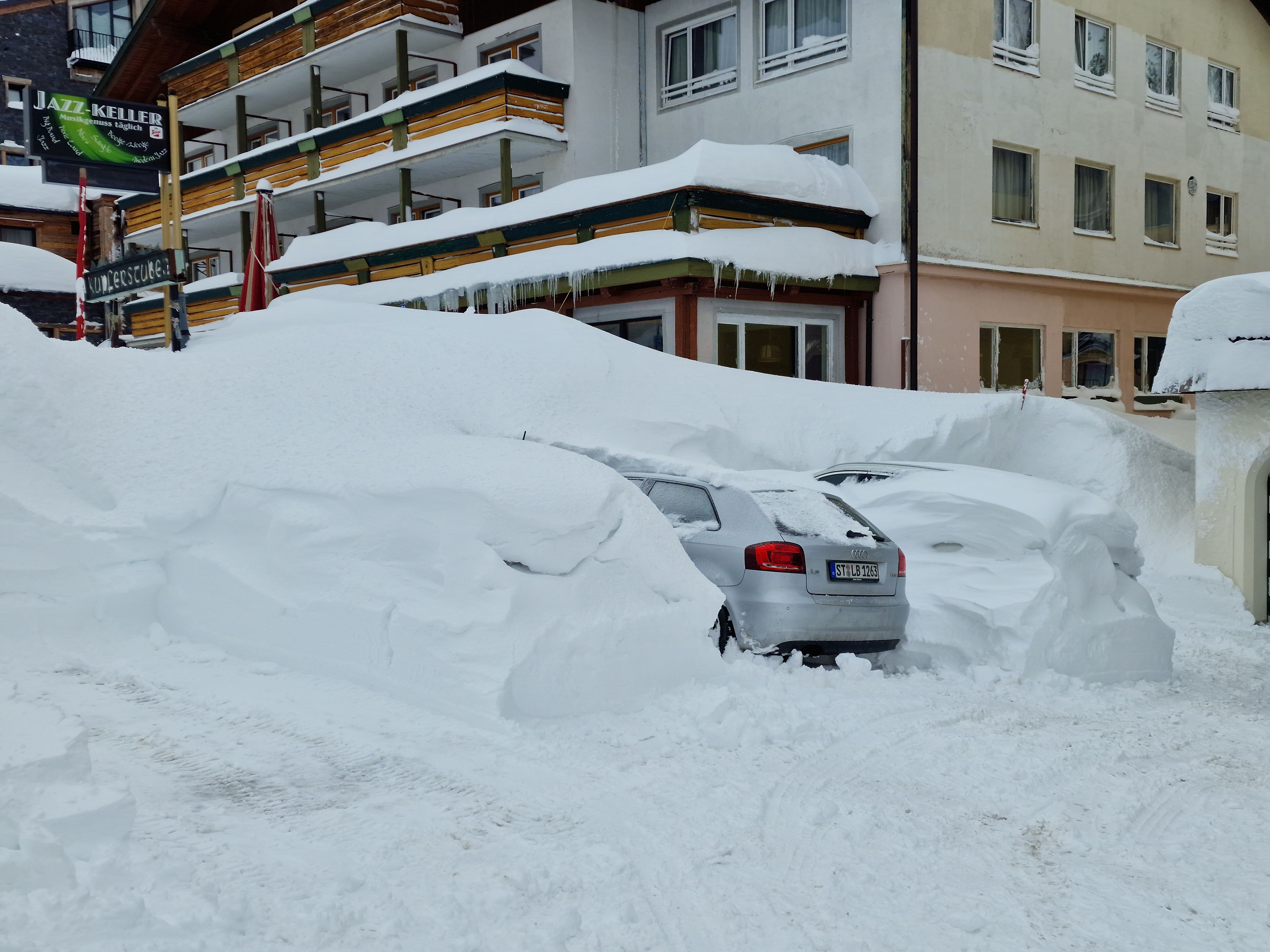 Die Schnee-Walze gepaart mit dem Orkan-Sturm sorgten in Obertauern, Salzburg, am 3. Februar 2023 für massive Schneeverwehungen und laut Augenzeugen "blizzardähnliche Verhältnisse".