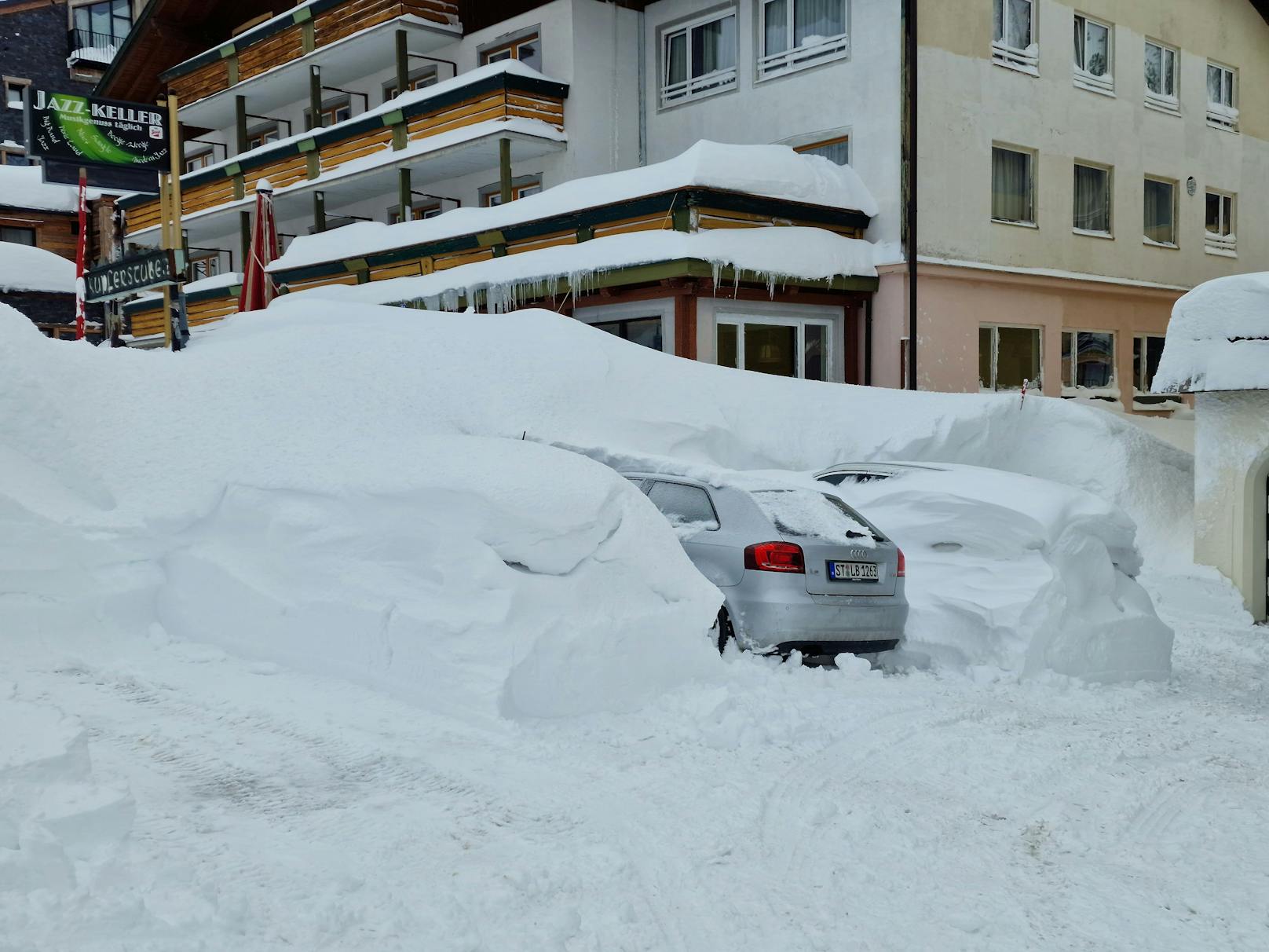 Die Schnee-Walze gepaart mit dem Orkan-Sturm sorgten in Obertauern am 3. Februar 2023 für massive Schneeverwehungen und "blizzardähnliche Verhältnisse".