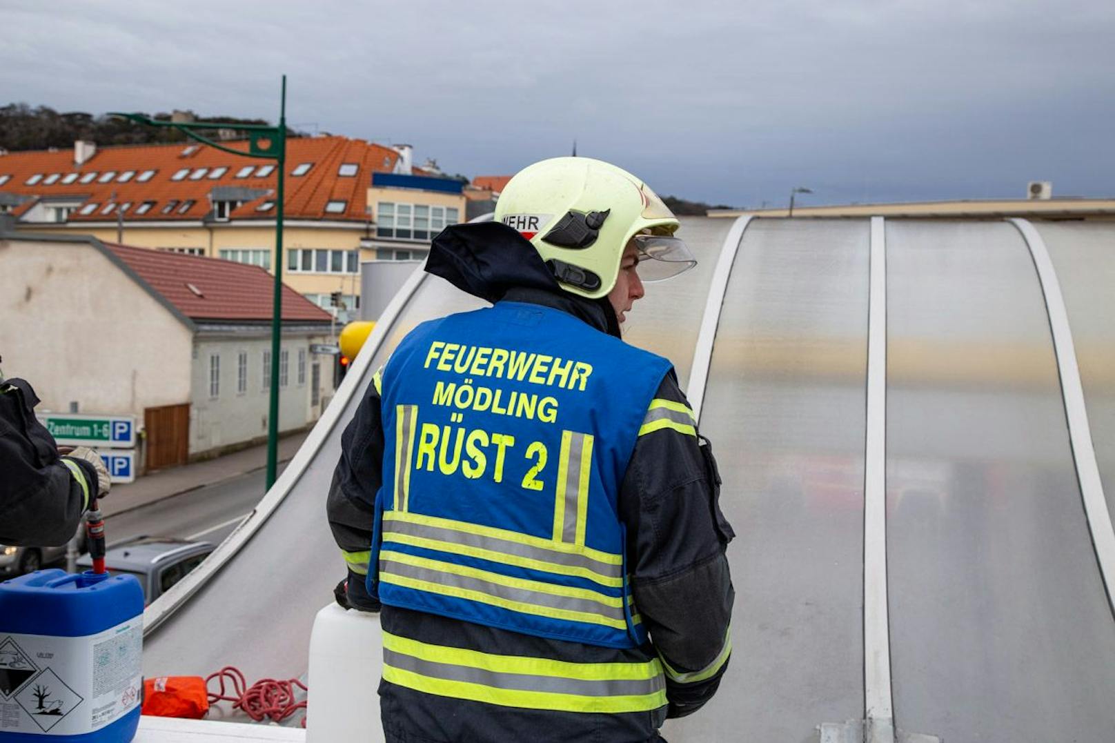 In Mödling musste das rund 60 Quadratmeter große Vordach einer Tankstelle durch die Feuerwehr vor den heftigen Sturmböen abgesichert werden. Es drohte abzustürzen. (3. Februar 2023)