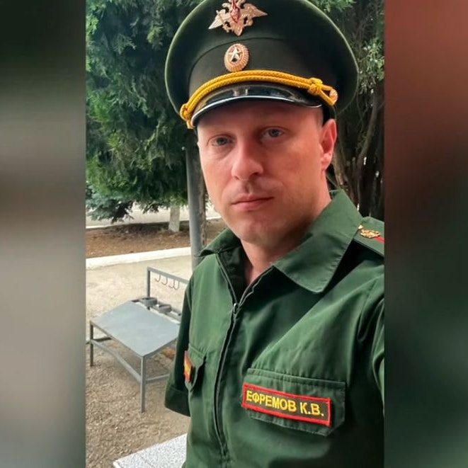 Konstantin Jefremow auf einem privaten Foto noch in Uniform. 