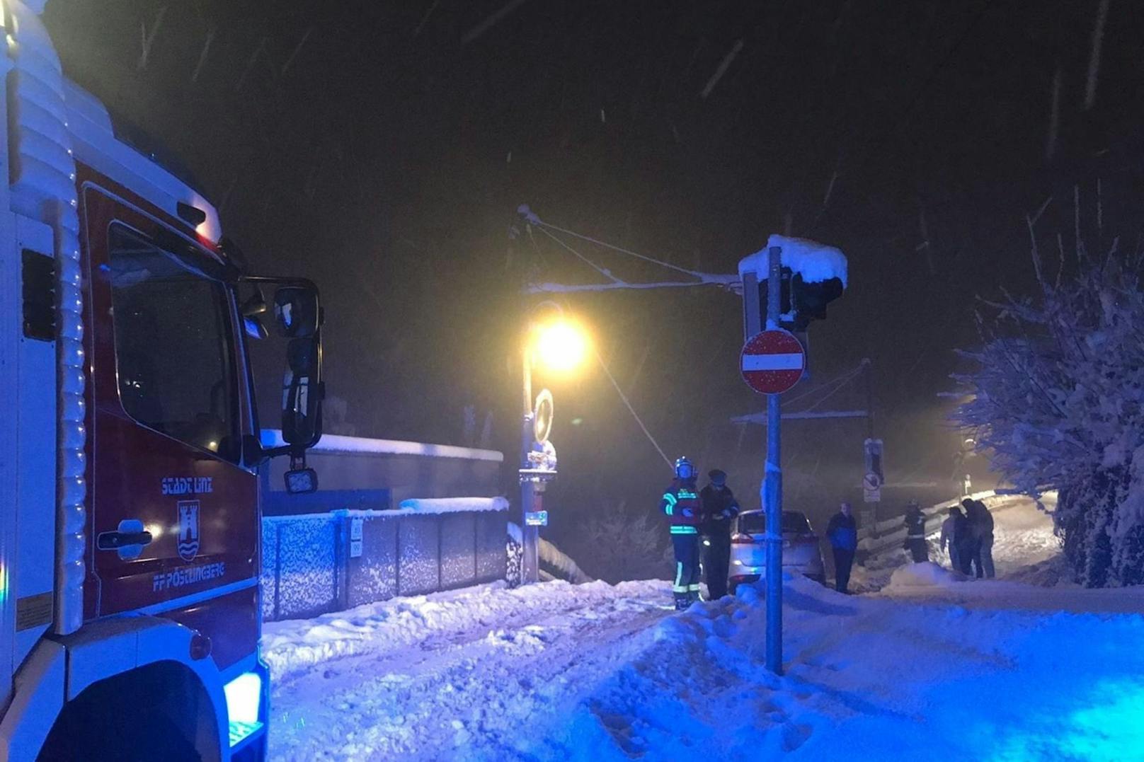Ein Bild wie aus einem Skigebiet: die Situation am Linzer Pöstlingberg in der Nacht auf Freitag.
