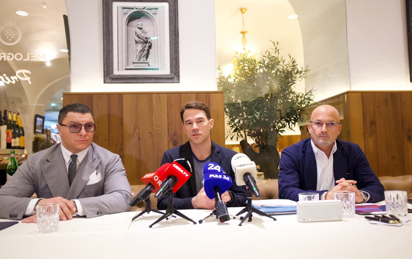 Alexander S. (Mitte, mit Roberto d'Atri und Nikolaus Rast) klagt an: Sein Sohn sei in einer Skischule sexuell missbraucht worden.