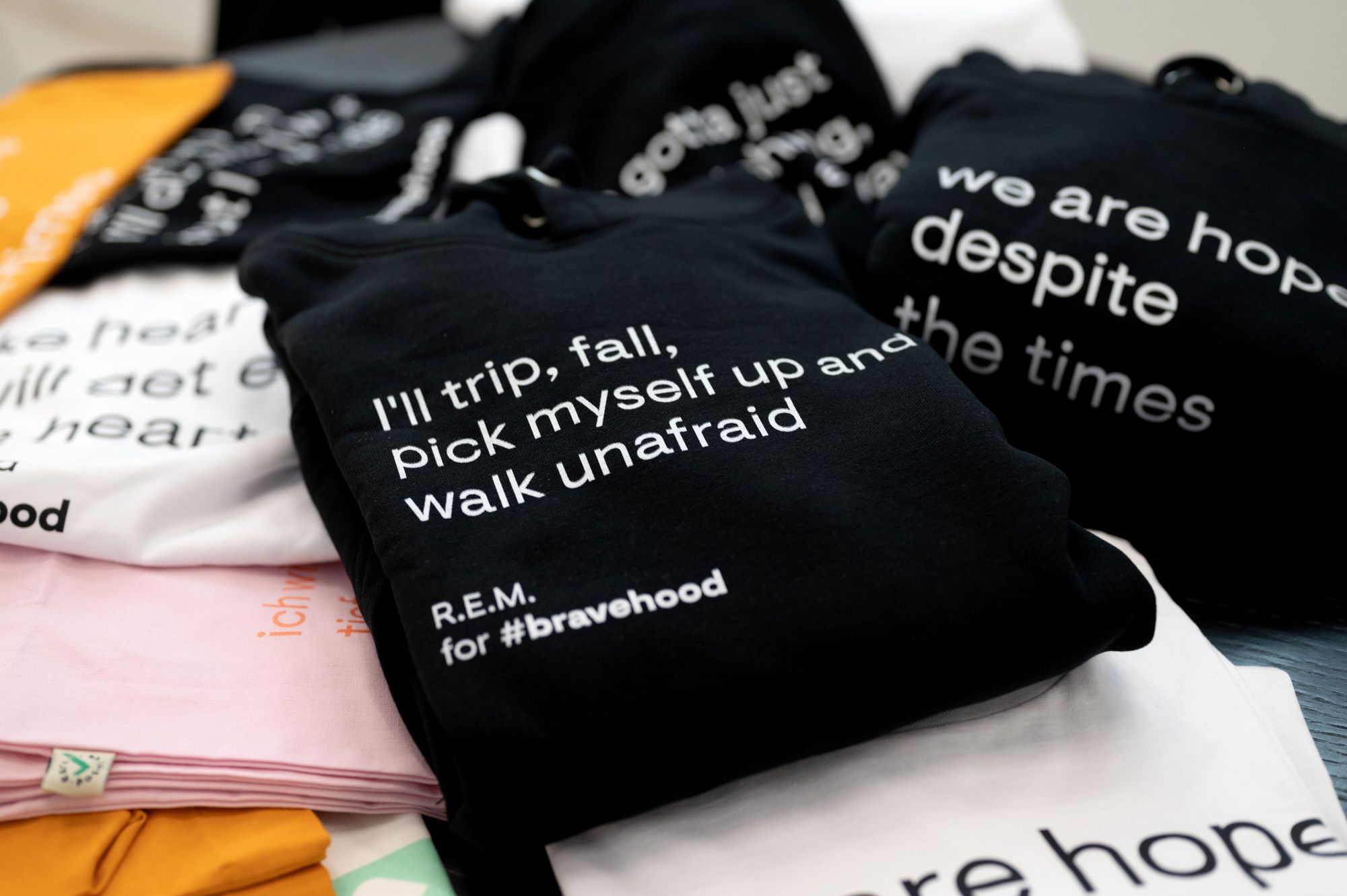 #bravehood – Welt-Stars setzen sich für ukrainische Kinder in Not ein.