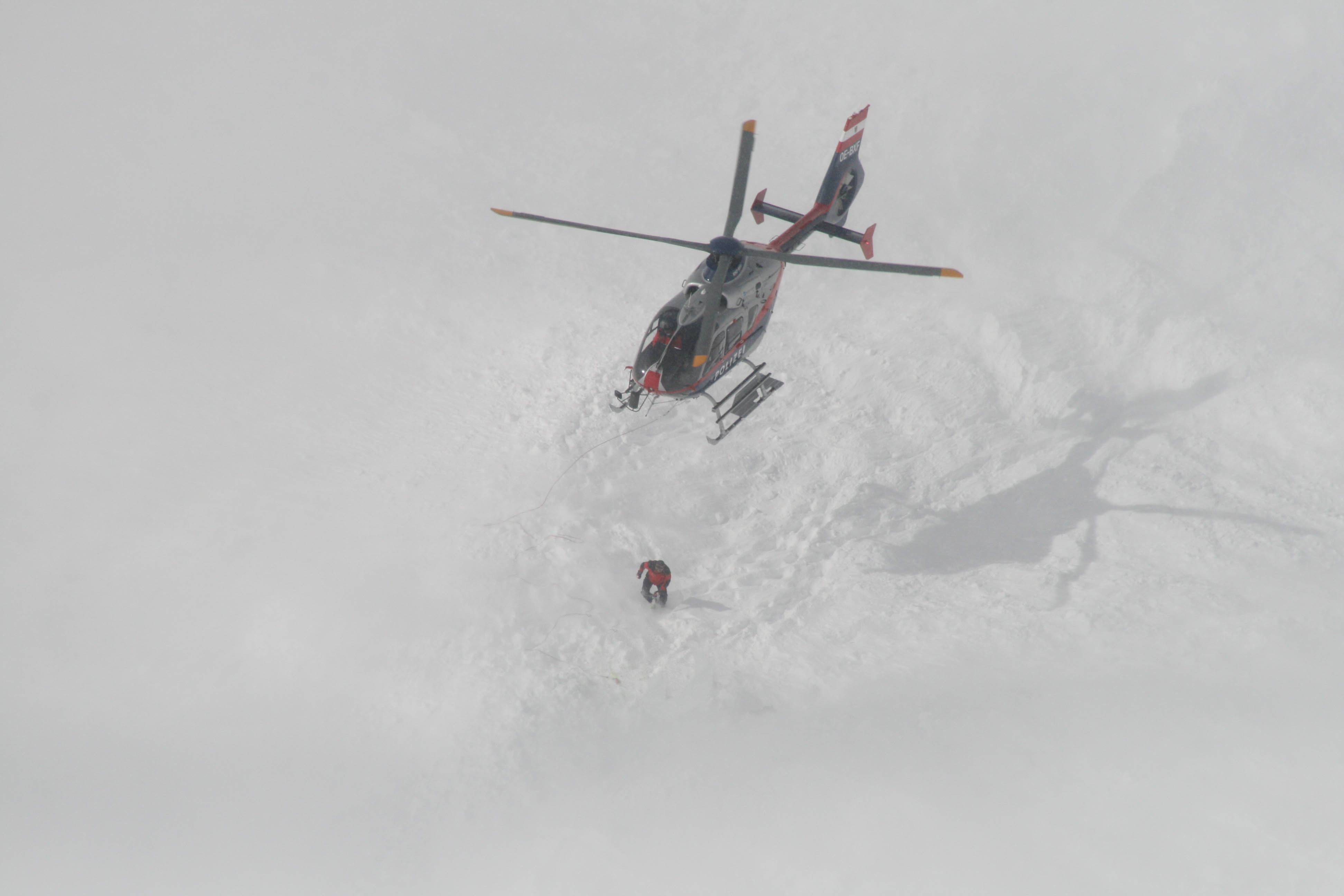Der Verschüttete wurde mit dem Polizeihubschrauber Libelle Tirol geborgen und Richtung Spital geflogen – auf dem Weg verstarb er jedoch.