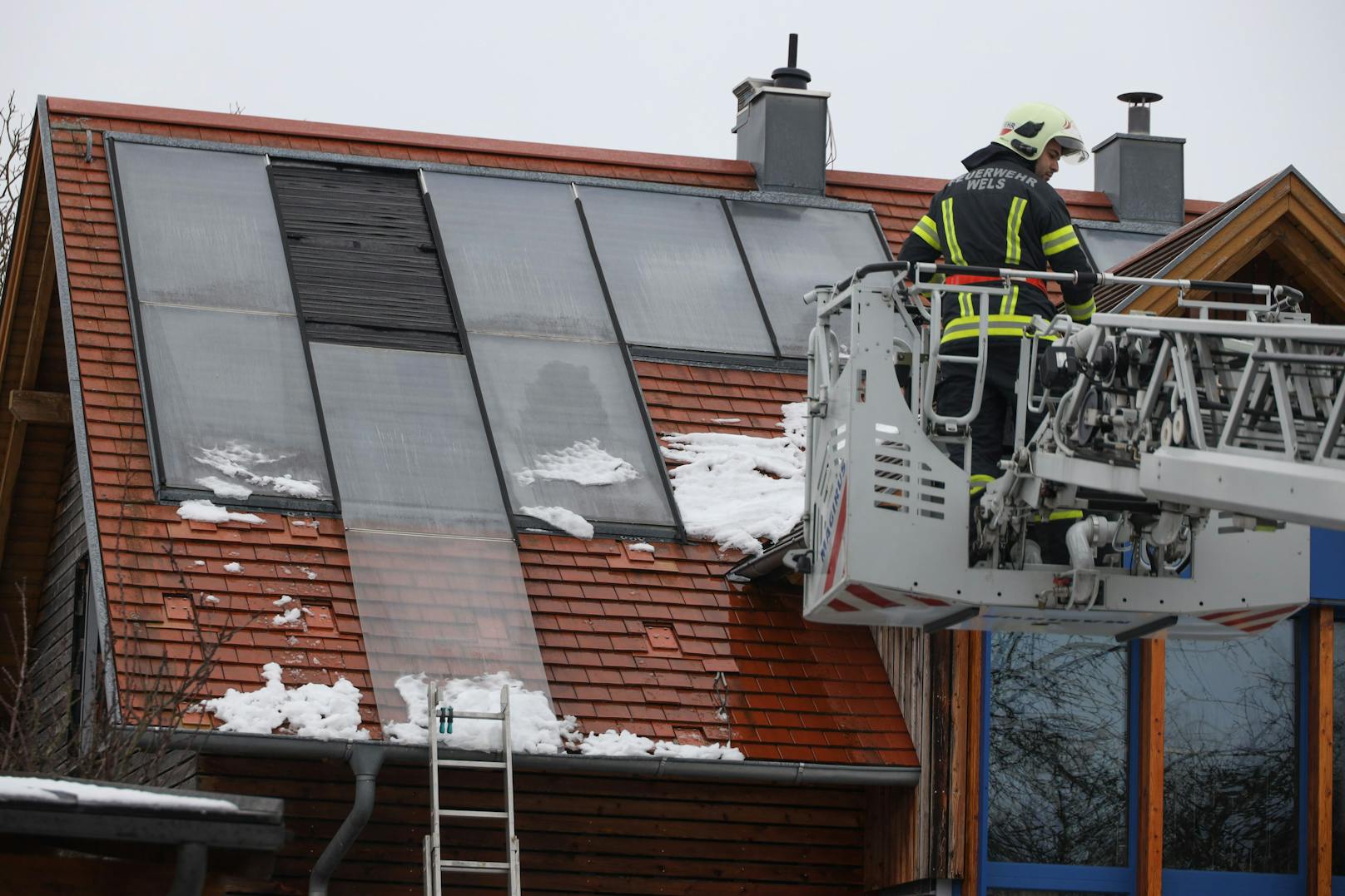Mittels Drehleiter war die Feuerwehr zum Dach gelangt.
