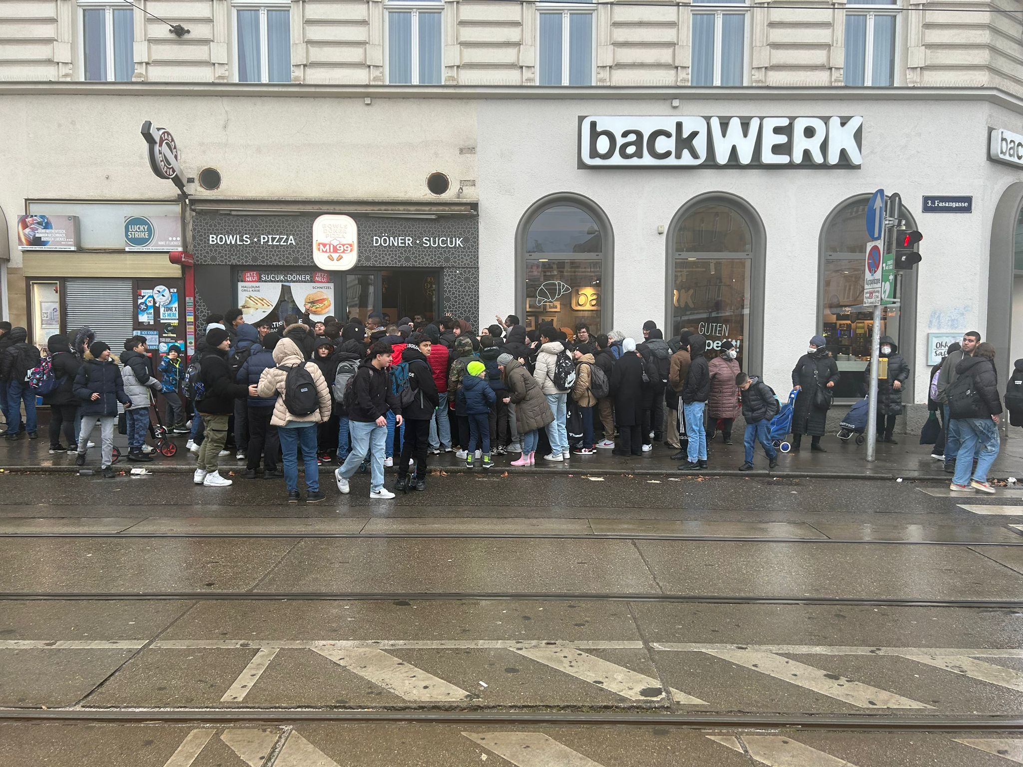 Beim Grand Opening stehen die Kunden Schlange, um einen Gratis-Döner zu ergattern.