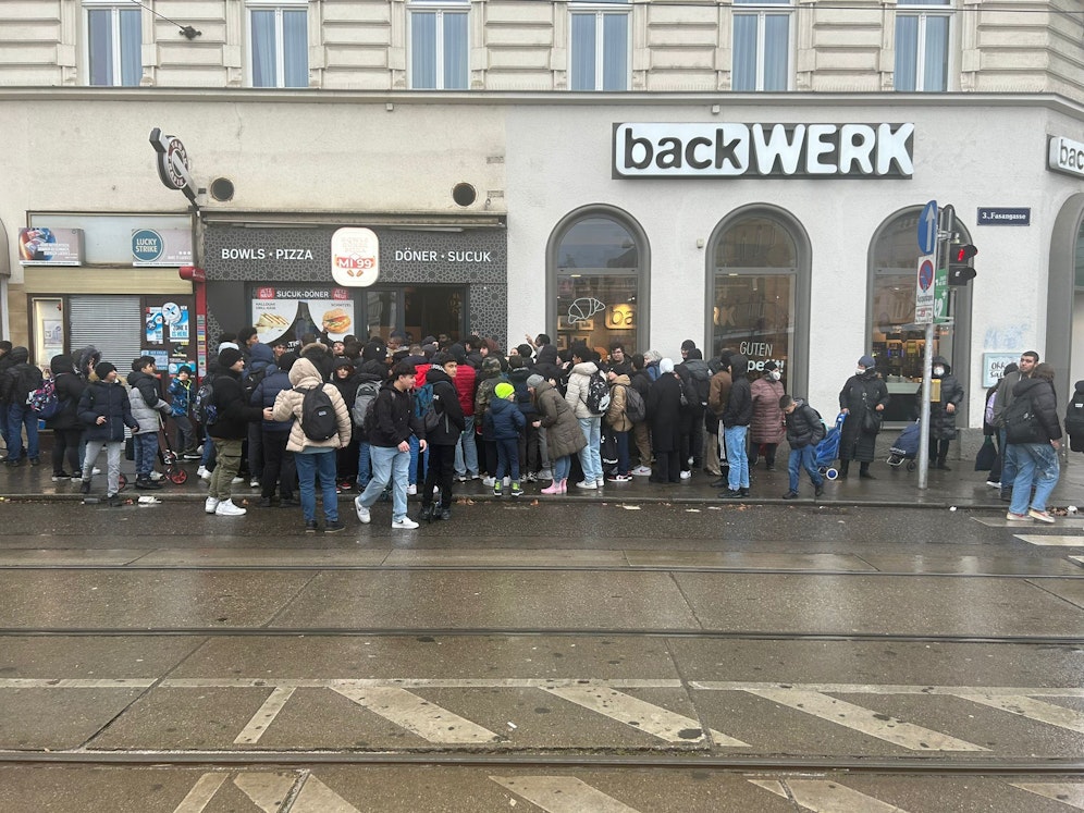 Beim Grand Opening stehen die Kunden Schlange, um einen Gratis-Döner zu ergattern.