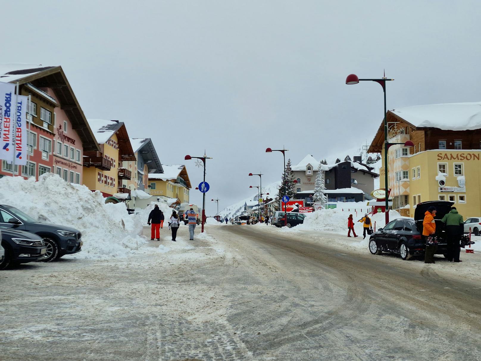 Die Schnee-Walze gepaart mit dem Orkan-Sturm sorgten in Obertauern, Salzburg, am 3. Februar 2023 für massive Schneeverwehungen und laut Augenzeugen "blizzardähnliche Verhältnisse".