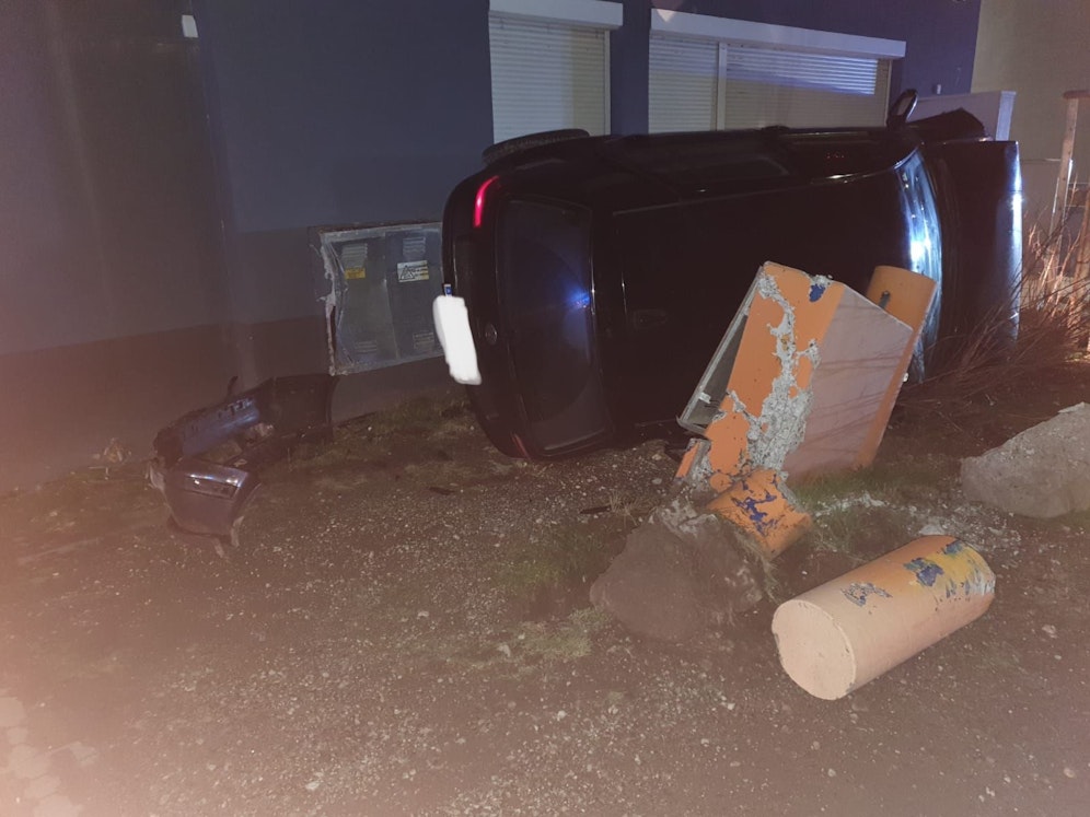 Der VW prallte auch gegen eine Gasstation, der Absperrhahn wurde dabei zerstört.