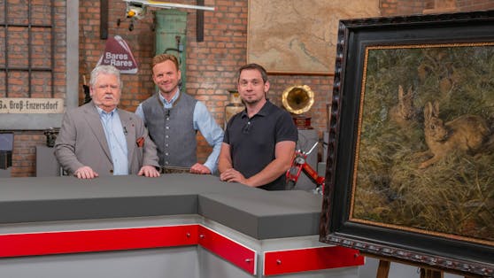 "Bares für Rares"-Moderator Willi Gabalier samt Experte Erich Tromayer (links) und dem Besitzer des Gemäldes "Wilde Kaninchen im Grase"