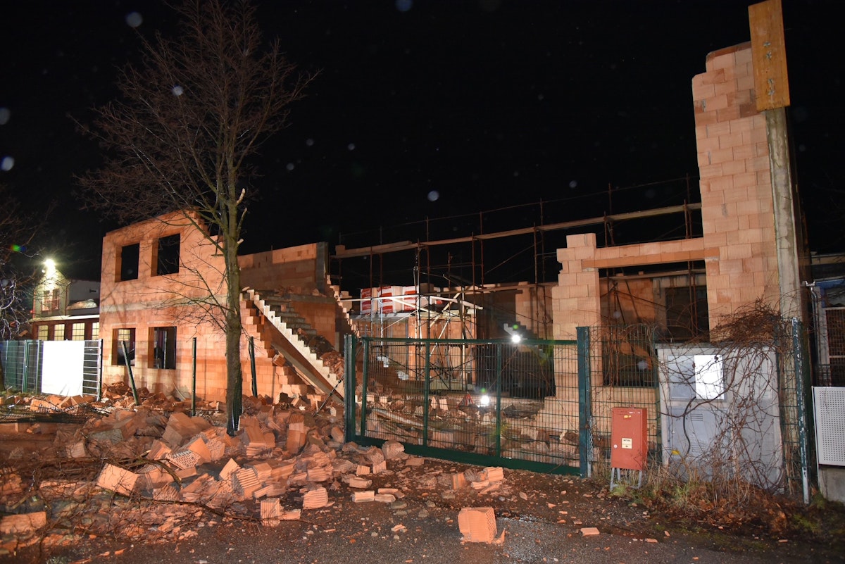 Der Orkan-Sturm am 3. Februar 2023 brachte in Kottingbrunn im südlichen Niederösterreich einen Rohbau teilweise zum Einsturz.