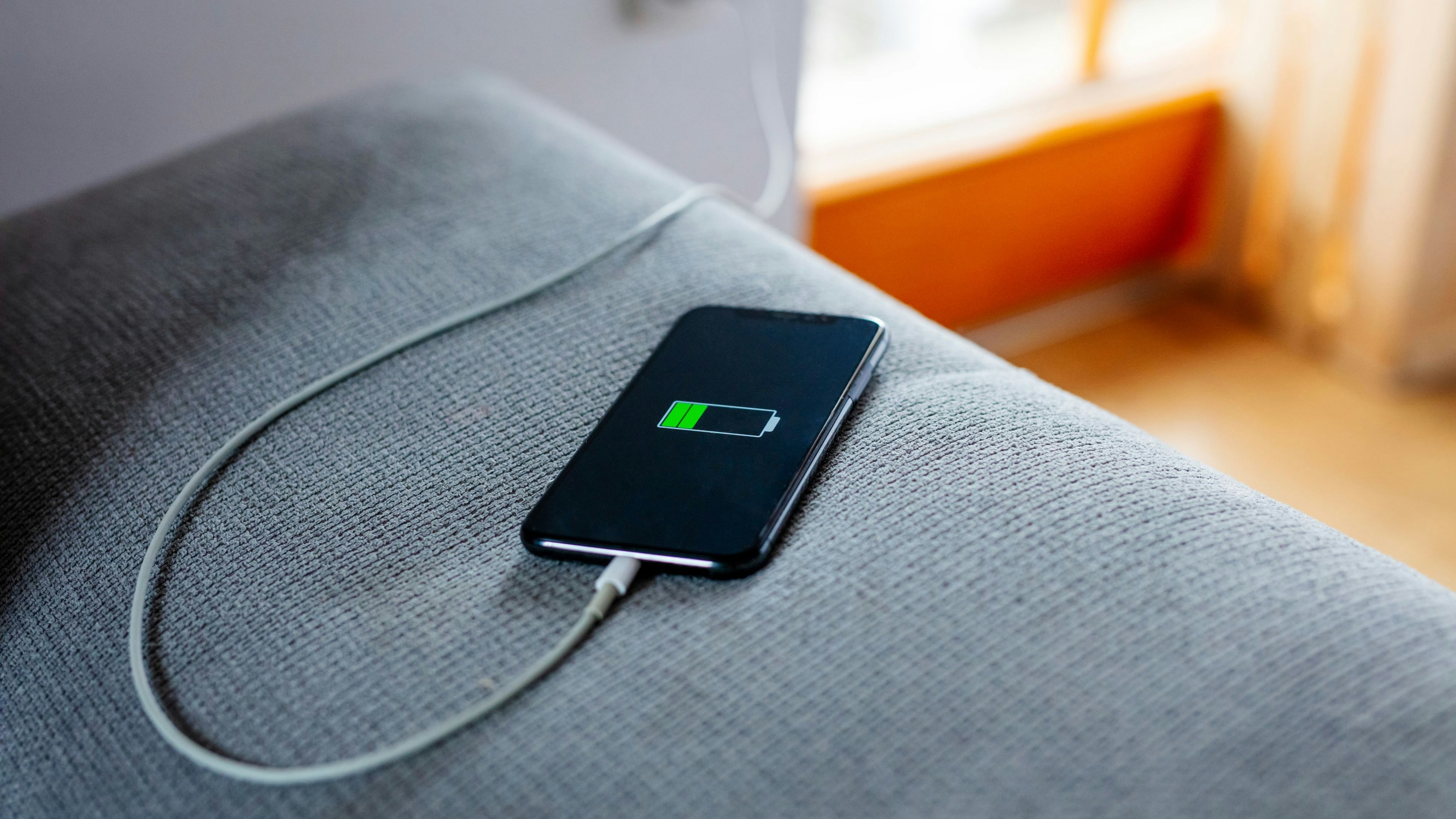 Viele Handy-Akkus verlieren selbst dann Ladung, wenn sie nicht genutzt werden.