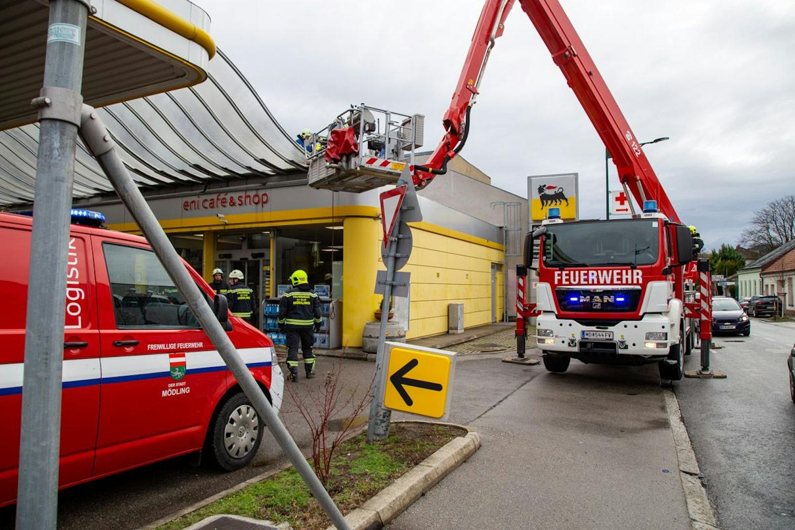 In Mödling musste das rund 60 Quadratmeter große Vordach einer Tankstelle durch die Feuerwehr vor den heftigen Sturmböen abgesichert werden. Es drohte abzustürzen. (3. Februar 2023)