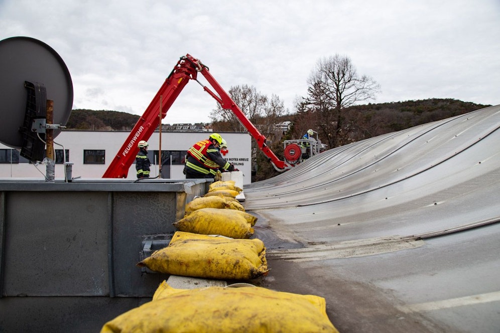 Die Feuerwehr musste das Dach sichern.