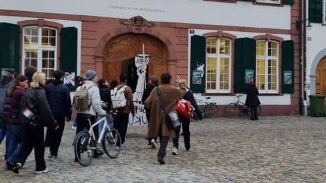 Klima-Aktivisten haben am 3. Februar 2023 eine Schule in Basel besetzt.