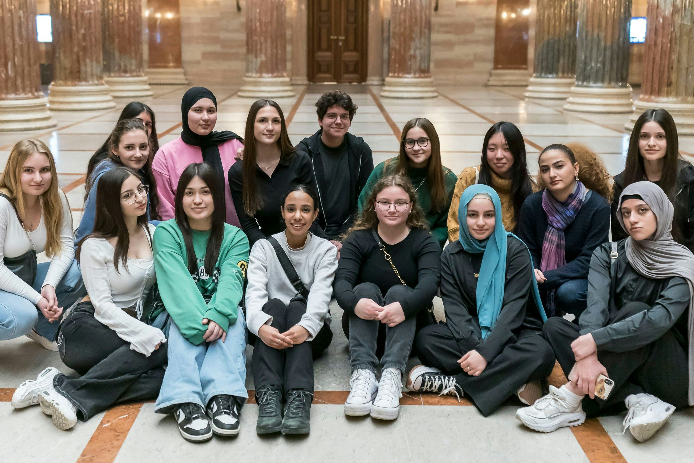 Die Schulklasse wurde daraufhin von den Grünen ins Parlament geladen.