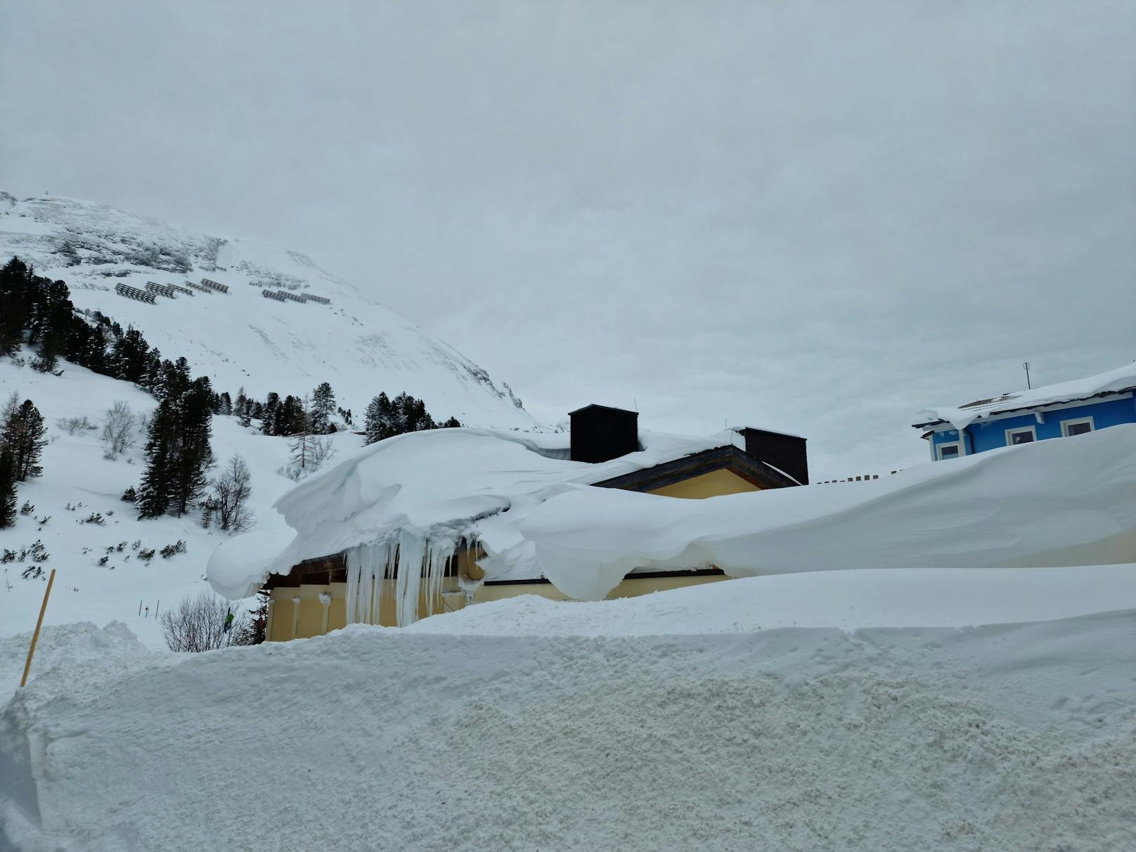 Die Schnee-Walze gepaart mit dem Orkan-Sturm sorgten in Obertauern, Salzburg, am 3. Februar 2023 für massive Schneeverwehungen und laut Augenzeugen "blizzardähnliche Verhältnisse".