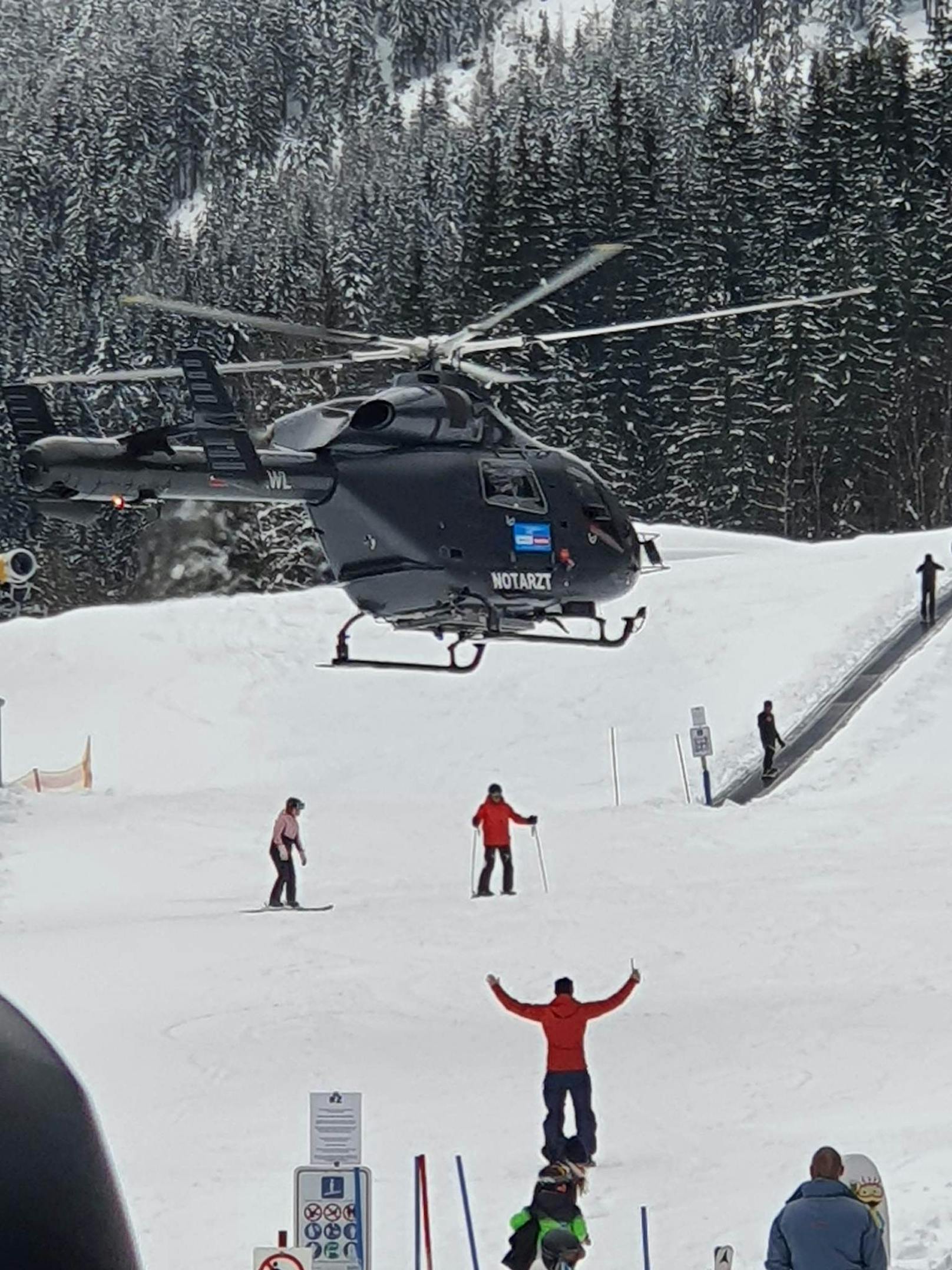 Der Notarzt-Hubschrauber musste im Skigebiet landen.