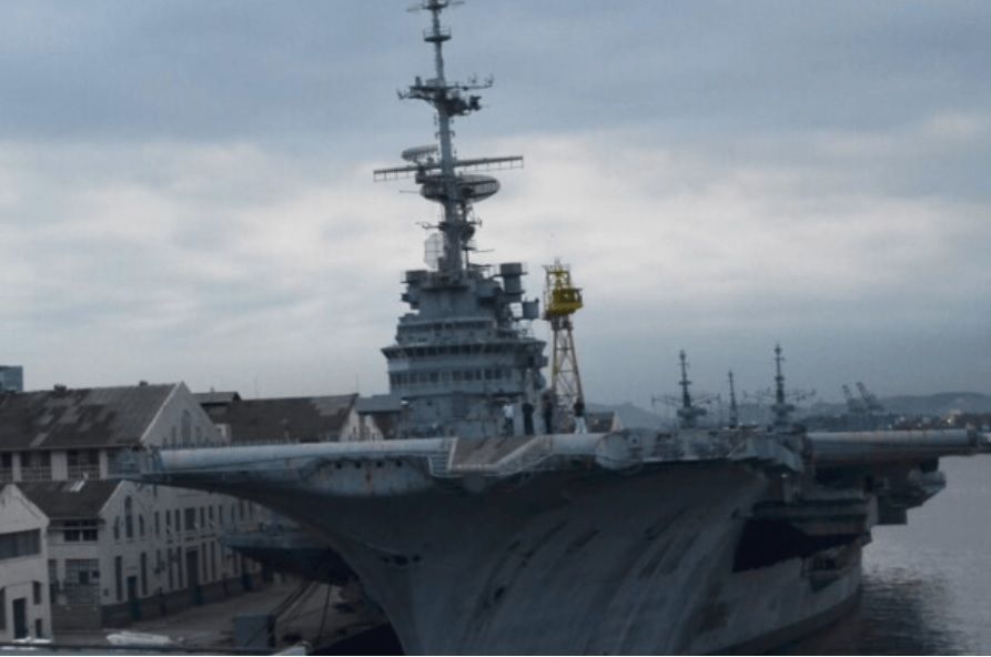 Dieser Flugzeugträger soll im Atlantik versenkt werden. 