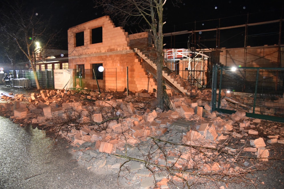 Der Orkan-Sturm am 3. Februar 2023 brachte in Kottingbrunn im südlichen Niederösterreich einen Rohbau teilweise zum Einsturz.