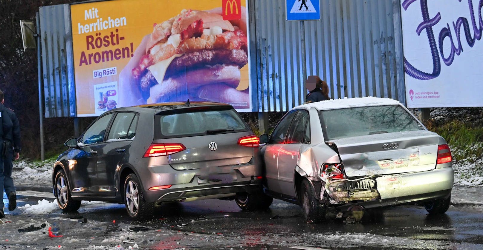 Drei Autos kollidierten auf Schneematsch in Mauthausen (Bez. Perg).