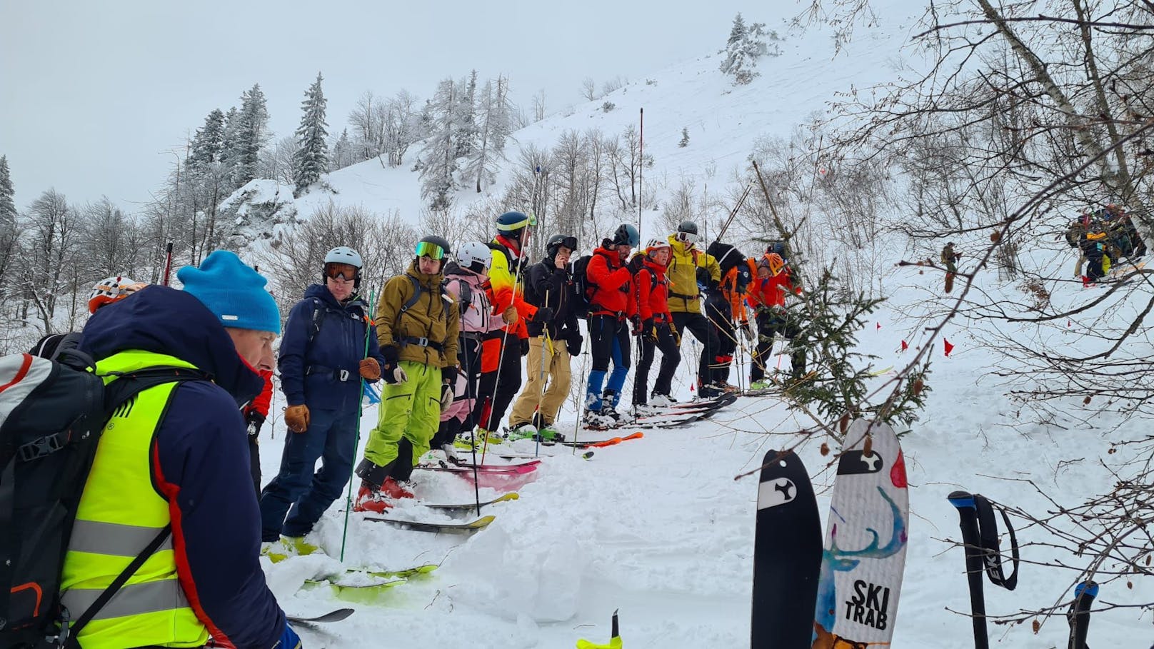 Zahlreiche Helferinnen und Helfer im betroffenen Skigebiet