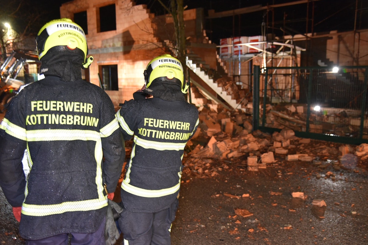 Der Orkan-Sturm am 3. Februar 2023 brachte in Kottingbrunn im südlichen Niederösterreich einen Rohbau teilweise zum Einsturz.