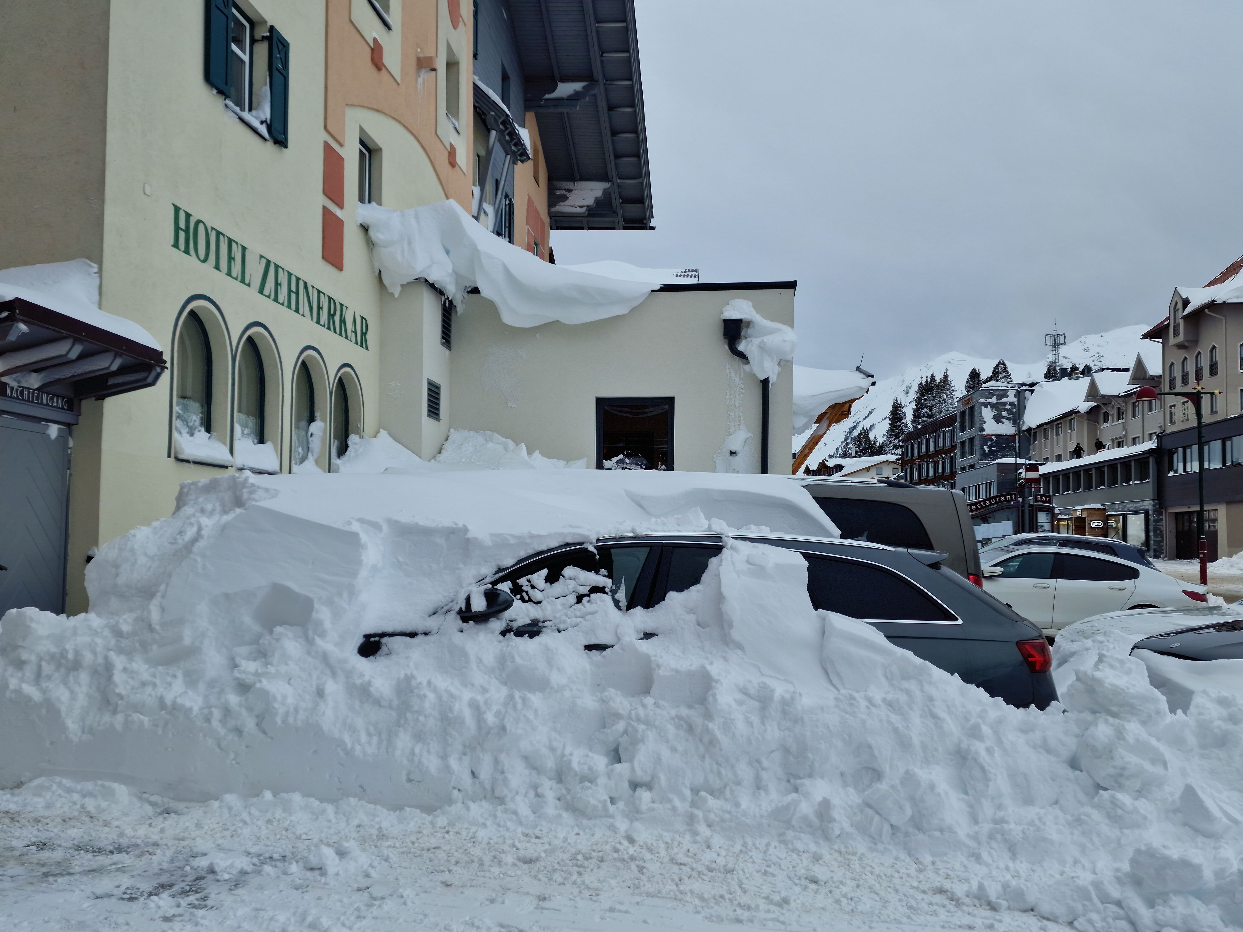 Die Schnee-Walze gepaart mit dem Orkan-Sturm sorgten in Obertauern, Salzburg, am 3. Februar 2023 für massive Schneeverwehungen und laut Augenzeugen "blizzardähnliche Verhältnisse".