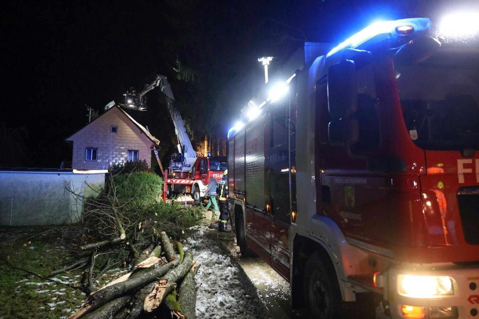 In Pennewang musste in der Nacht auf Samstag die Feuerwehr Sturmschäden auf der Straße und auf einem Hausdach beseitigen.