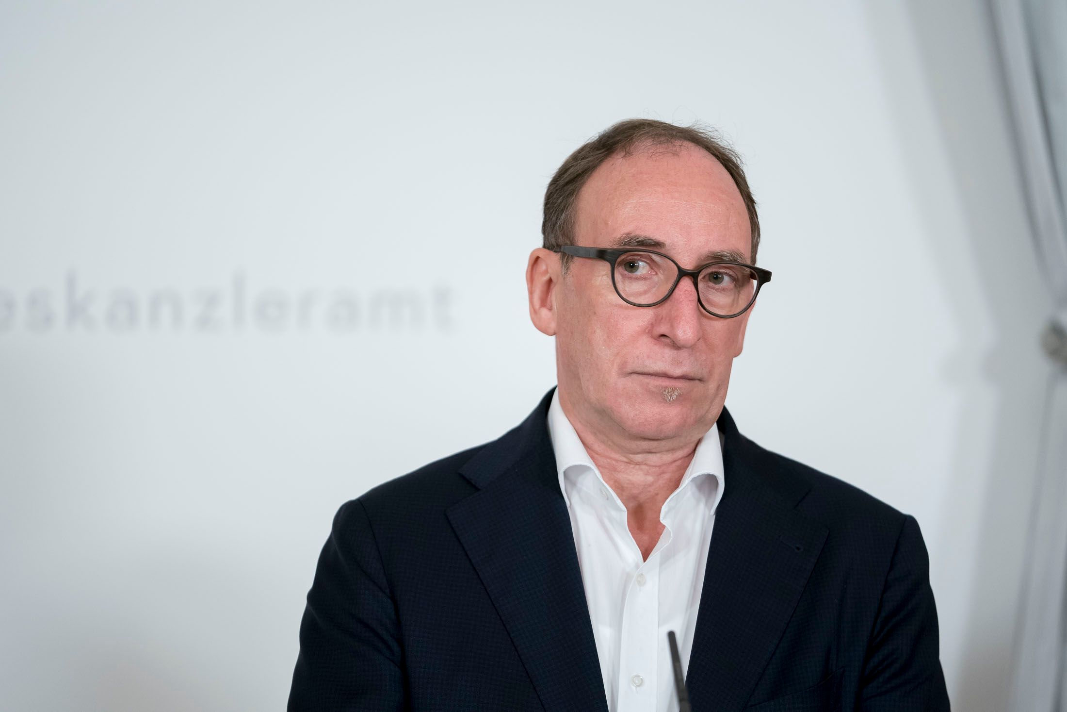 Will sich in Sachen Ende der Maskenpflicht nicht bewegen: Gesundheitsminister Johhannes Rauch (Grüne).