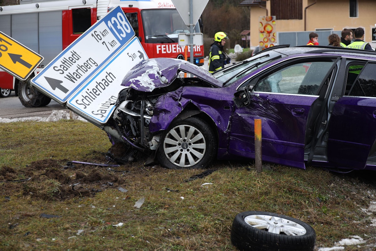 Ein schwerer Kreuzungscrash hat sich Samstagvormittag auf der B138 Pyhrnpass Straße ereignet. Aus noch ungeklärter Ursache kollidierten im Ortsgebiet von bei Schlierbach (Bezirk Kirchdorf an der Krems) zwei PKW.