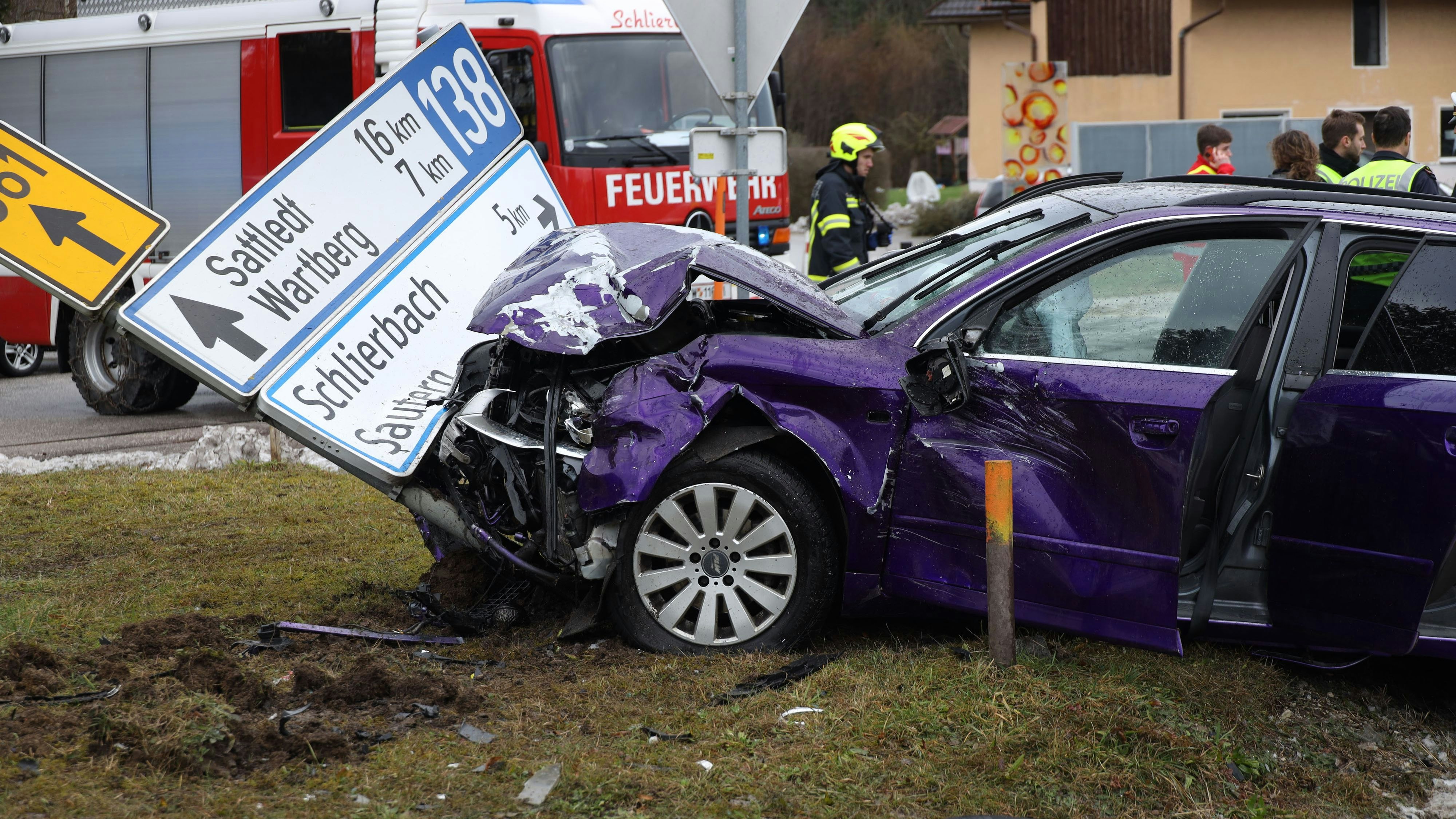 Ein schwerer Kreuzungscrash hat sich Samstagvormittag auf der B138 Pyhrnpass Straße ereignet. Aus noch ungeklärter Ursache kollidierten im Ortsgebiet von bei Schlierbach (Bezirk Kirchdorf an der Krems) zwei PKW.