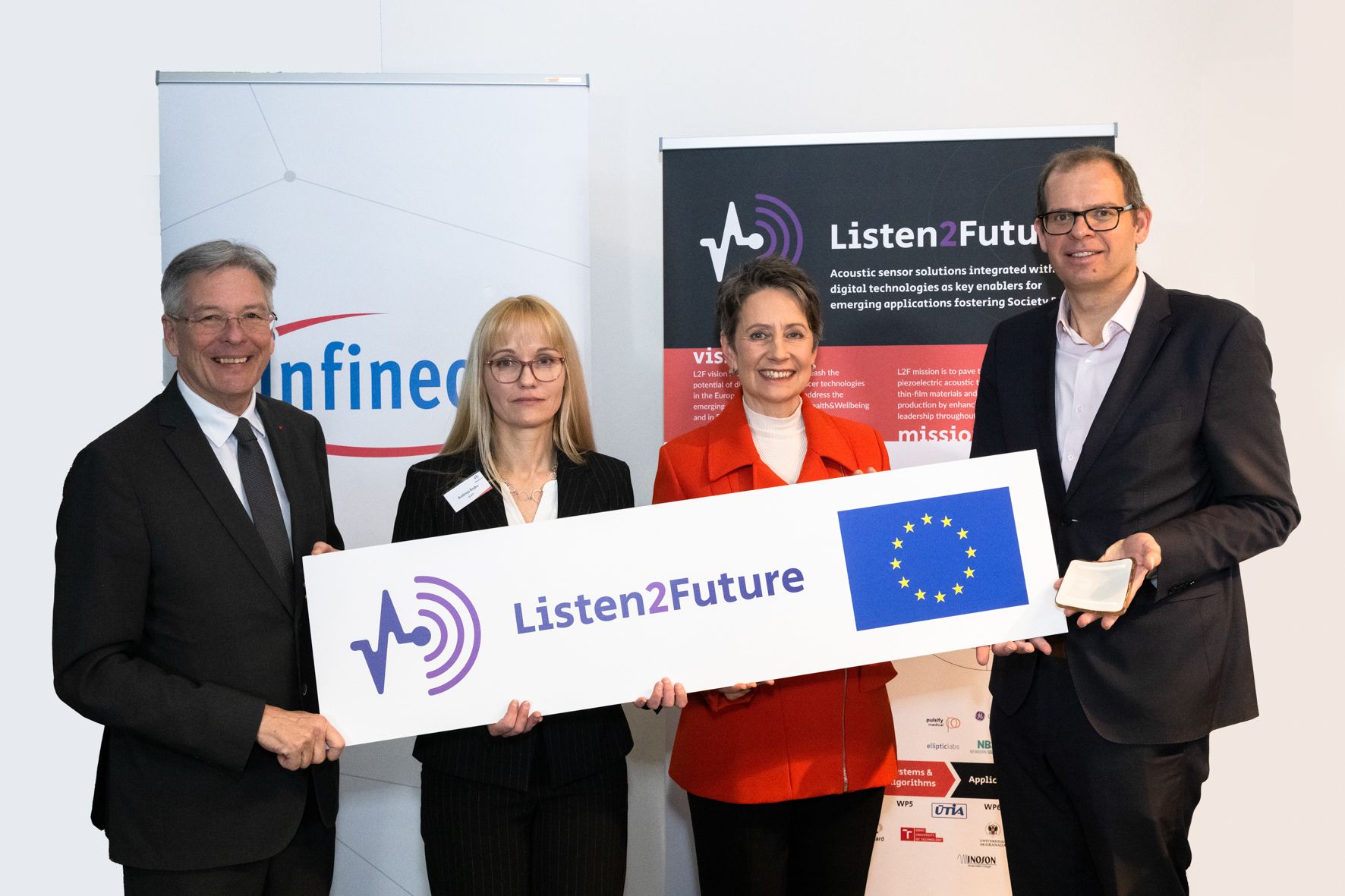 Kick-Off "Listen2Future" mit (v.l.n.r.) Peter Kaiser, Landeshauptmann von Kärnten, Andreja Rojko, Projektleiterin Infineon Austria, Sabine Herlitschka, Vorstandsvorsitzende Infineon Austria und Adam White, Leiter Sparte Power &amp; Sensor Systems Infineon Technologies AG.