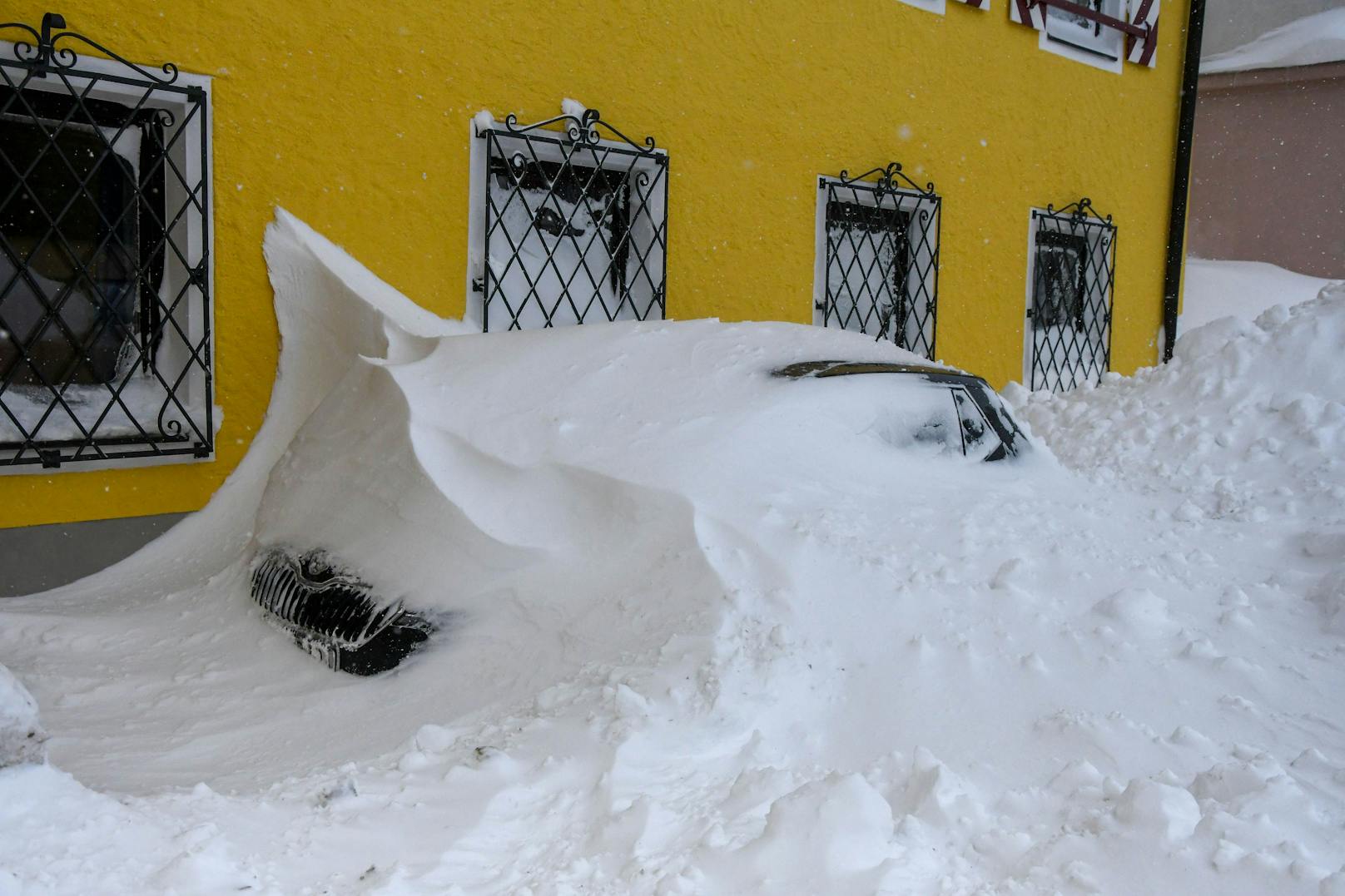 Schnee für viele ein Grund, um im Winter auf den Obertauern (Salzburg) zu fahren. Doch in den letzten beiden Tagen hat Frau Holle intensiv ihre Betten über dem vom Tourismus geprägten Ort ausgeschüttelt.