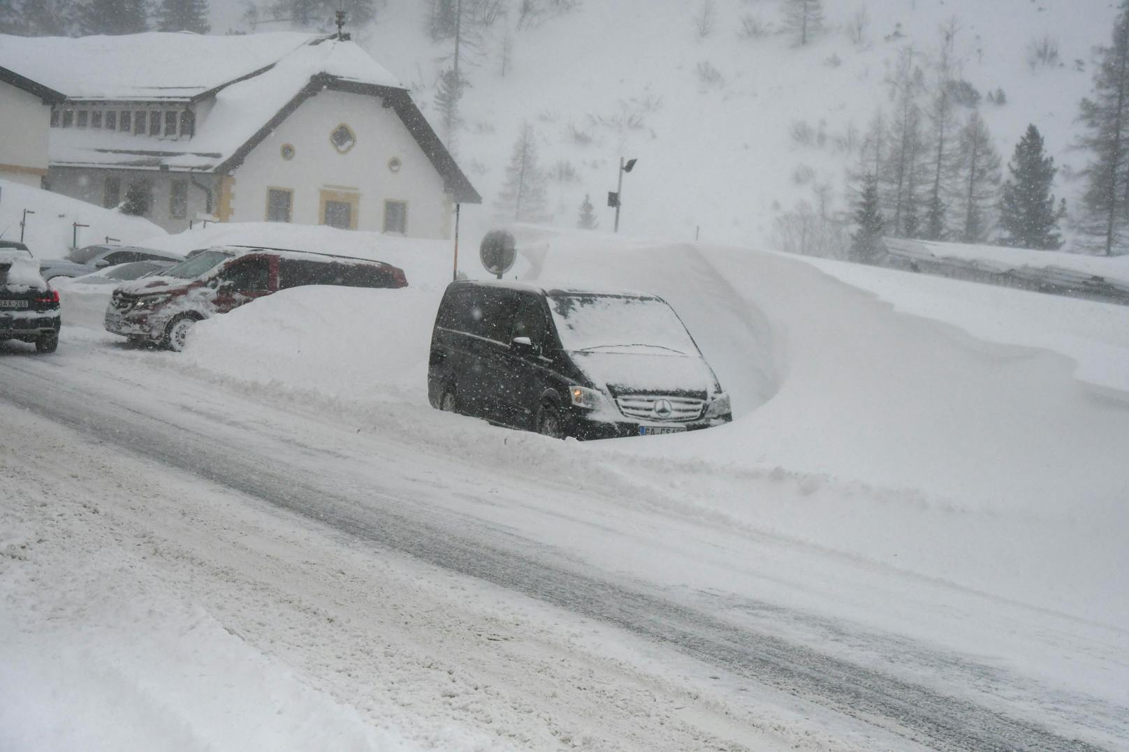 Zwar ist der Weg nach Obertauern am Samstag (04.02.2023) relativ geräumt, aber trotzdem gilt Schneekettenpflicht.&nbsp;