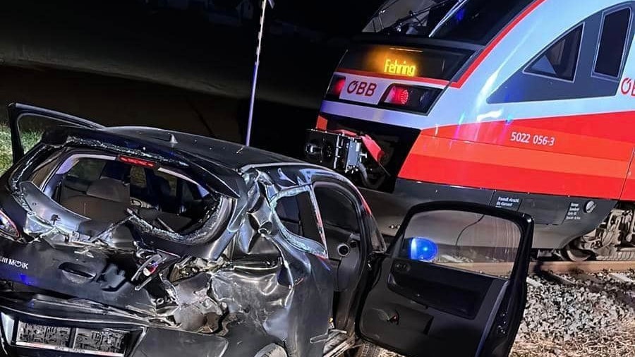 In Fehring kollidierte am 03.02.2023 ein Zug mit einem Pkw. Es wurden vier Personen verletzt. 