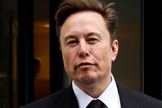 Wurde von Investoren verklagt, nun aber freigesprochen: Elon Musk verlässt nach seiner Aussage das Gericht.