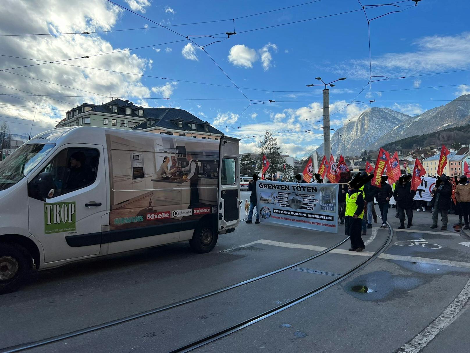 Rund 600 Personen zogen am Samstag im Rahmen einer Demo unter dem Motto "Grenzen töten" durch Innsbruck.