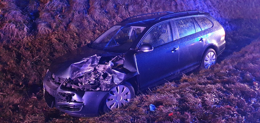 Ein Wrack nach Crash auf der B4.