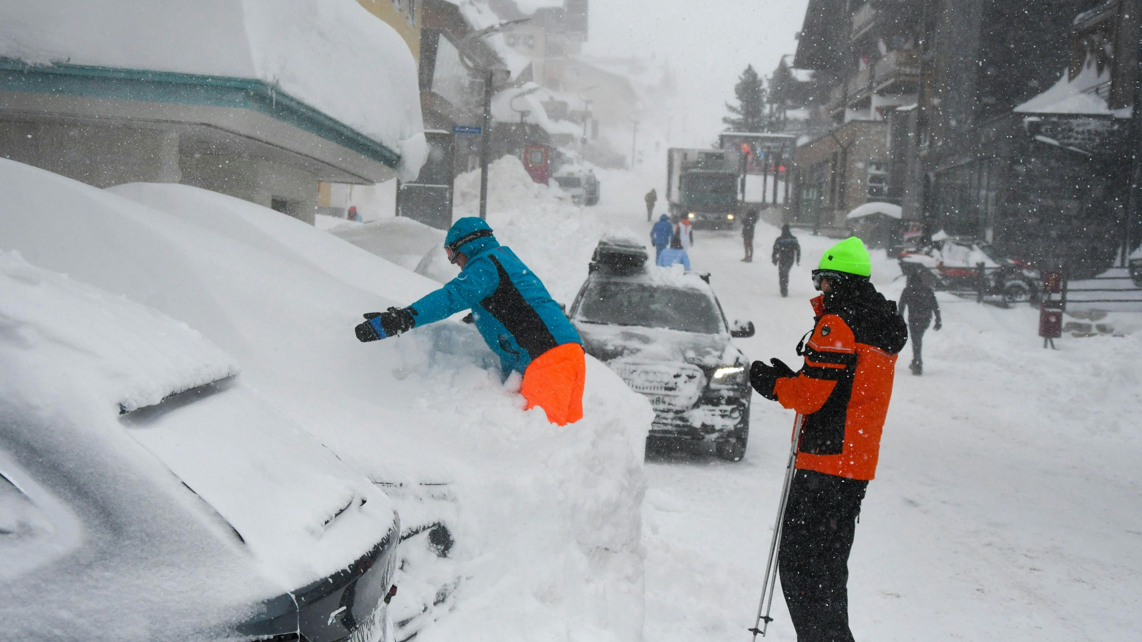 Schnee für viele ein Grund, um im Winter nach Österreich zu fahren. Obertauern (Salzburg) gilt als ein schneesicheres Skigebiet. Doch in den letzten beiden Tagen hat Frau Holle intensiv ihre Betten über dem vom Tourismus geprägten Ort ausgeschüttelt. Die Folge davon sind Neuschneemengen über 1,5 Meter innerhalb dieser Zeit. Autos sind unter den Massen verschwunden und der Winterdienst ist im Dauereinsatz, um Straßen und Wege frei zu räumen und freizuhalten. Urlauber Volker sieht das Schneechaos und das verschwundene Auto sportlich: "Seit Sonntag habe ich viermal mein Auto gesucht, habe das große Glück und habe es auch viermal wieder gefunden, viermal freigeräumt. Und jetzt schauen wir halt mal, was morgen passiert".Zwar ist der Weg nach Obertauern am Samstag (04.02.2023) relativ geräumt, aber trotzdem gilt Schneekettenpflicht. Die Polizei steht am Aufziehplatz und beobachtet mit Argusaugen, ob auch jeder Ketten nutzt. Christoph Wellner ist wie jedes Jahr aus Leverkusen angereist, um hier den Winterurlaub zu verbringen. Doch auch er kämpft jedes Mal mit seinen Ketten: "Schneeketten anlegen, also wenn man keine Übung hat, dann ist das natürlich immer schwer. Ist auch für uns einmal im Jahr immer wieder eine Hausforderung. Aber wenn man alle beide drauf hat, war es ganz einfach".Das Wetter ist für den aus dem Norden von Deutschland stammenden Christoph nichts Neues: "Haben wir alles schon erlebt, auch drei Meter Schnee. Hat zwangsläufig dazu geführt, dass der Urlaub verlängert wurde. War mal interessant. War ja auch kein Bettenwechsel möglich. Deswegen war unser Zimmer quasi dann einfach nochmal zwei Tage länger gebucht. war interessant, aber brauchen wir jetzt nicht noch mal". Und doch sagen selbst die Einheimischen, wie Alexander Lukas: "Das ist natürlich schon Ausnahmezustand". "Aber ich sage mal, die meisten sind ja darauf vorbereitet im Sinne von den Gerätschaften und den Leuten und dann ist das eigentlich kein Thema", so Alexander weiter.Er und die anderen Skilehrer können momentan mit den Schülern nicht auf den Berg, denn die Lifte sind geschlossen. Zum einen wegen dem Wind und zum anderen wegen de Lawinengefahr. "Wir haben jetzt Lawinenwarnstufen, die sind schon teilweise bis zur Selbstauslösung. Das ist nicht mehr recht lustig", erklärt Alexander. Deswegen weißt er auch die Gäste darauf hin, nicht ins Gelände zu fahren mit den Skiern. Doch die Beschäftigung geht den Skilehrern nicht aus, wie Sophie Bender berichtet: "Ja, also, eigentlich geben wir Skiunterricht, bloß die Lifte hatten heute Morgen alle zu. Das heißt, wenn die Lifte nicht arbeiten, arbeiten wir Skilehrer auch nicht. Jetzt haben wir alle uns dazu bereit erklärt, einfach ein bisschen zu helfen. Beim Auto freischippen, beim Hotel vor unserer Skischule".Freischippen und Schnee räumen sind sicherlich auch in den nächsten Tagen in Obertauern noch ein Thema, denn es soll weiter schneien. In der Nacht war es gut ein Meter Neuschnee der dazu kam. Bleibt abzuwarten, was Frau Holle noch so aus ihren Betten schüttelt.