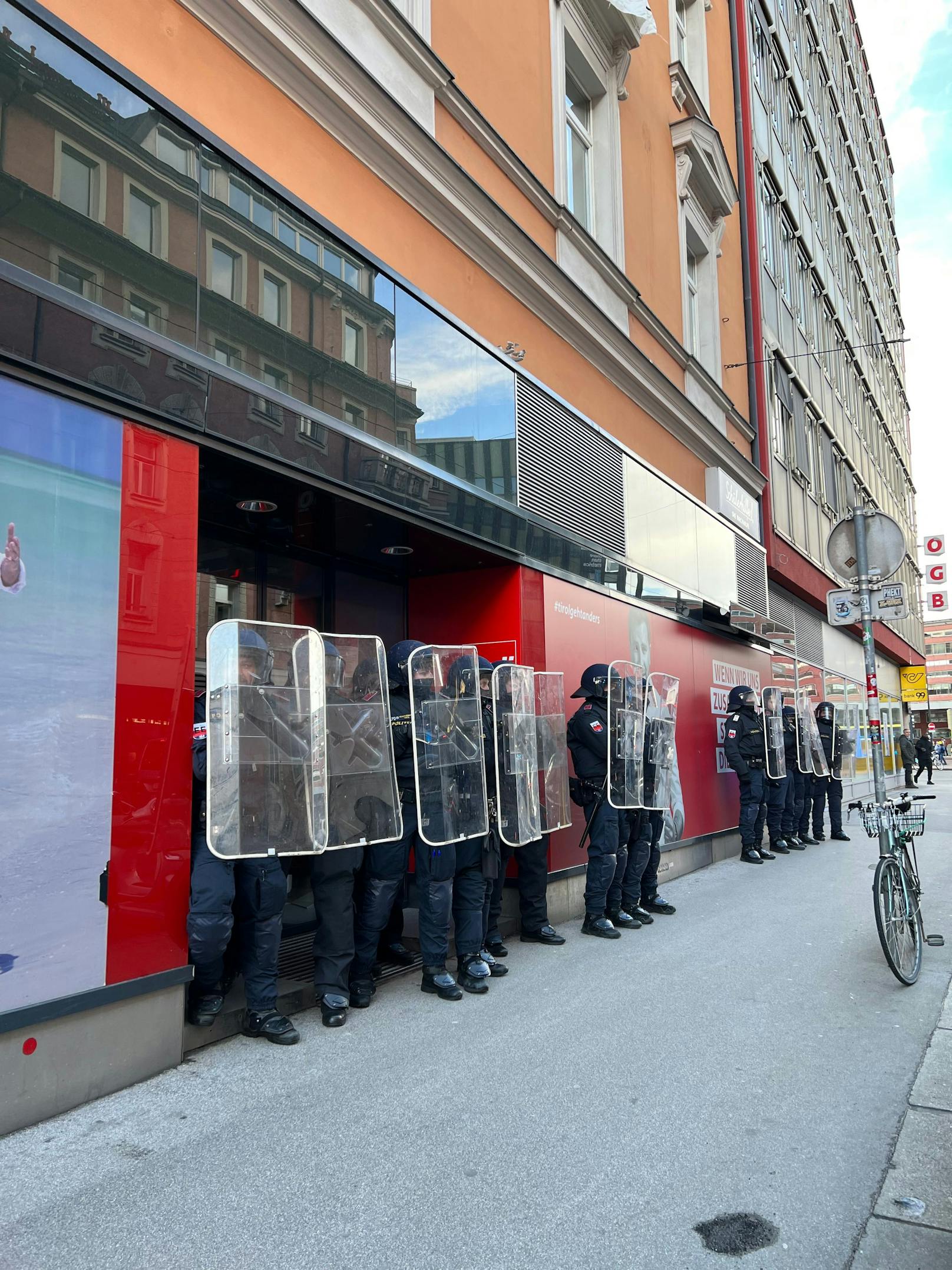 Rund 600 Personen zogen am Samstag im Rahmen einer Demo unter dem Motto "Grenzen töten" durch Innsbruck.