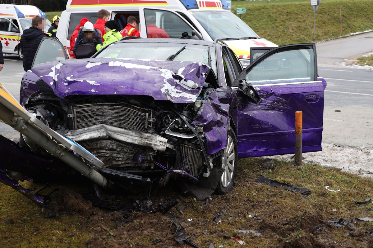 Ein schwerer Kreuzungscrash hat sich Samstagvormittag auf der B138 Pyhrnpass Straße ereignet. Aus noch ungeklärter Ursache kollidierten im Ortsgebiet von bei Schlierbach (Bezirk Kirchdorf an der Krems) zwei PKW.
