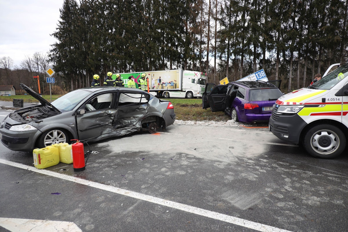 Ein schwerer Kreuzungscrash hat sich Samstagvormittag auf der B138 Pyhrnpass Straße ereignet. Aus noch ungeklärter Ursache kollidierten im Ortsgebiet von bei Schlierbach (Bezirk Kirchdorf an der Krems) zwei PKW.