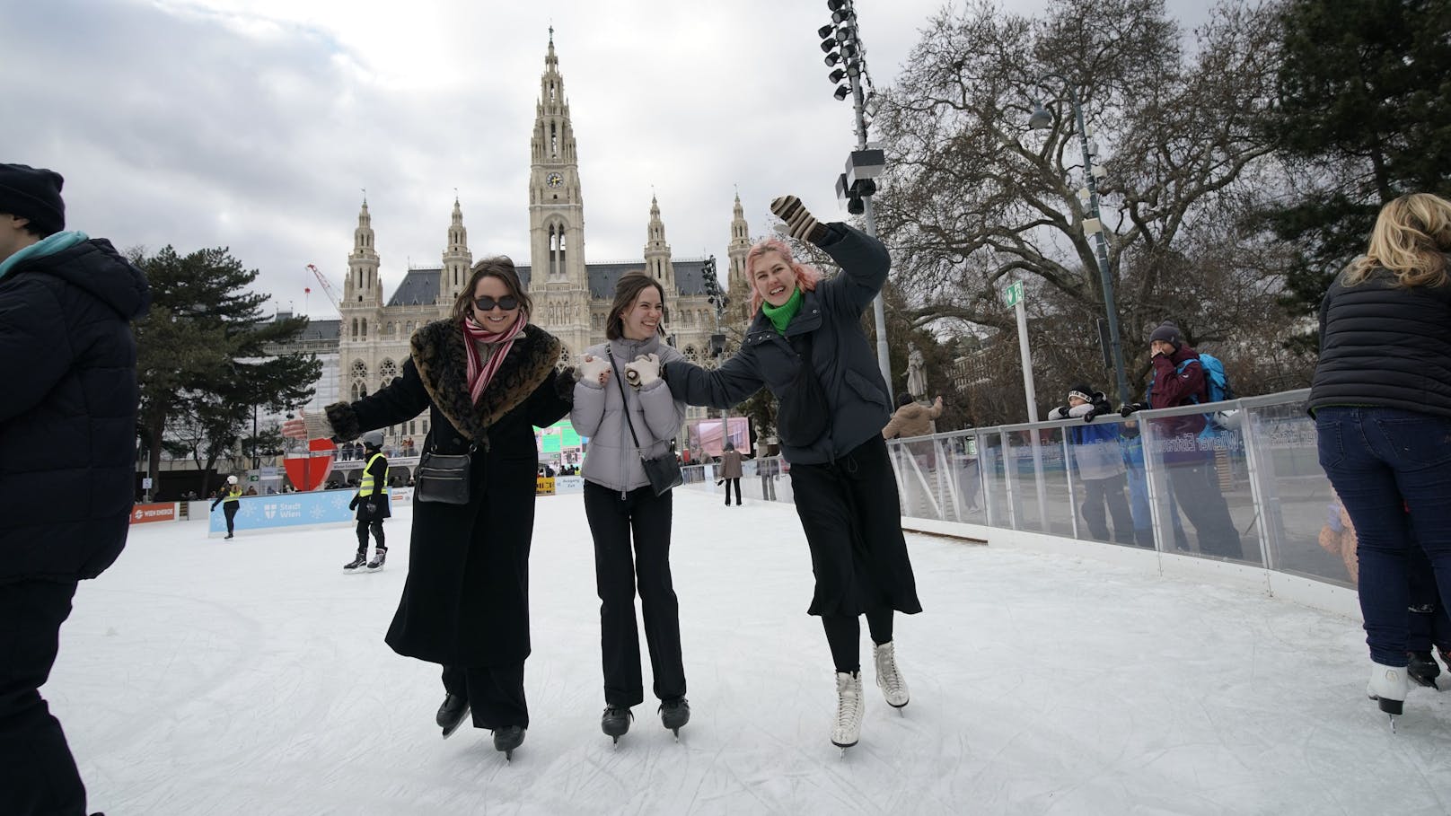 Nadja, Jasmine und Emily hatten Spaß am größten Eislaufplatz von Wien.&nbsp;