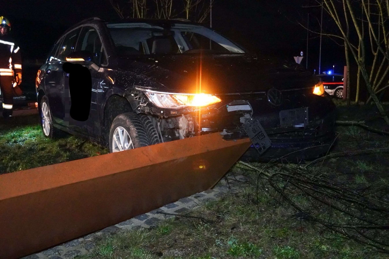 Heute.at - Upps! Pkw-Lenker übersah Kreisverkehr in Holzing