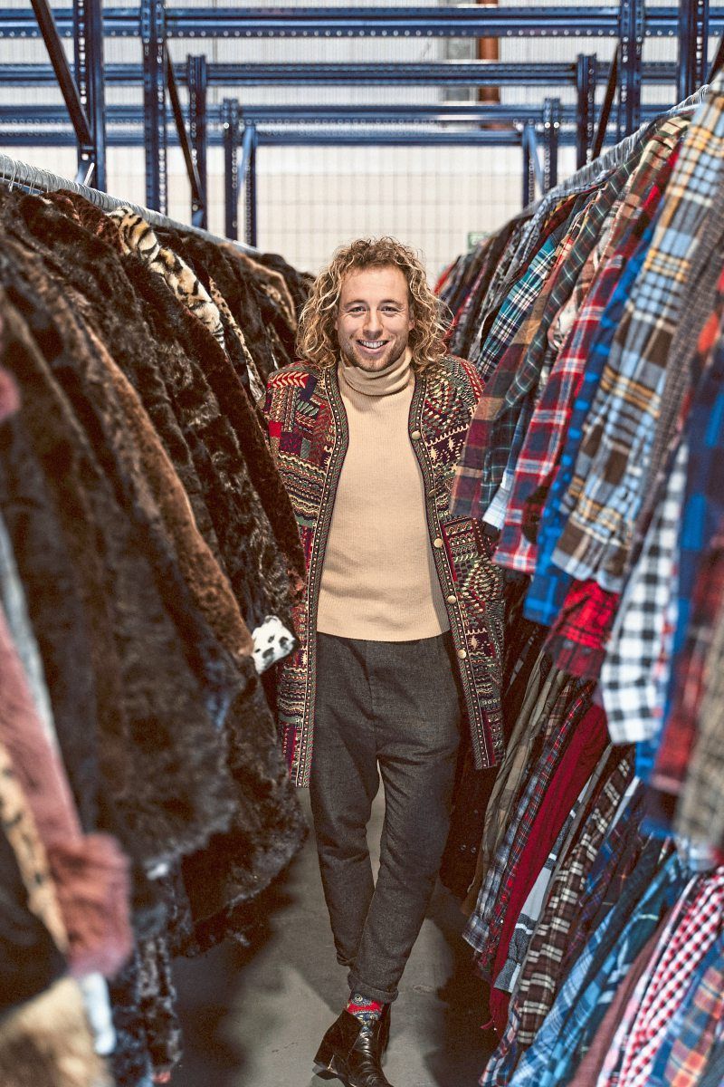 Gründer Robin Basler gewandet in Vintage: 2020 landete er auf der Forbes-Liste der 30 einflussreichsten "sozialen Unternehmer" unter 30 in Europa.