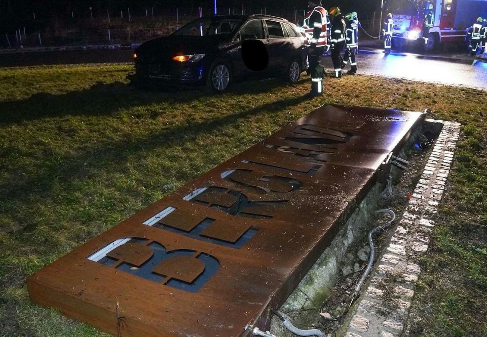 Die Skulptur beim Kreisverkehr wurde schon öfters umgefahren.